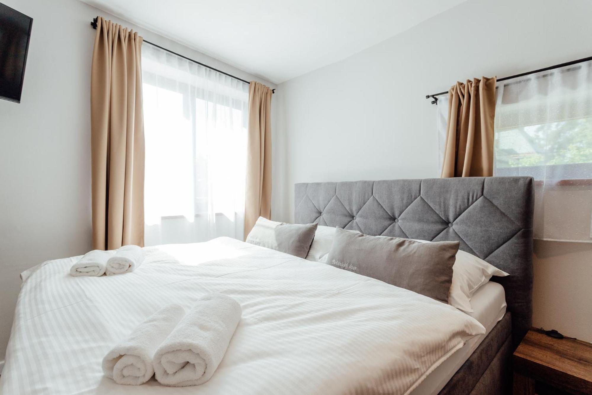 Botanicky Dvor Aparthotel บันสกา ชีอาว์นีซา ภายนอก รูปภาพ